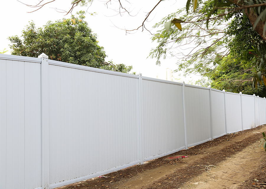 為什么一些建筑工程項(xiàng)目都愛使用施工PVC圍擋呢