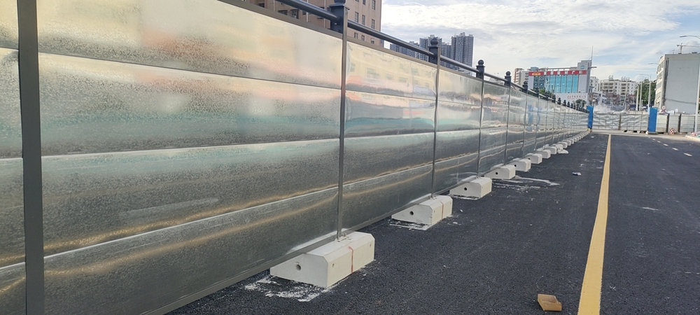 布吉客運配套樞紐之鐵東路工程，C款鋼圍擋保障施工安全