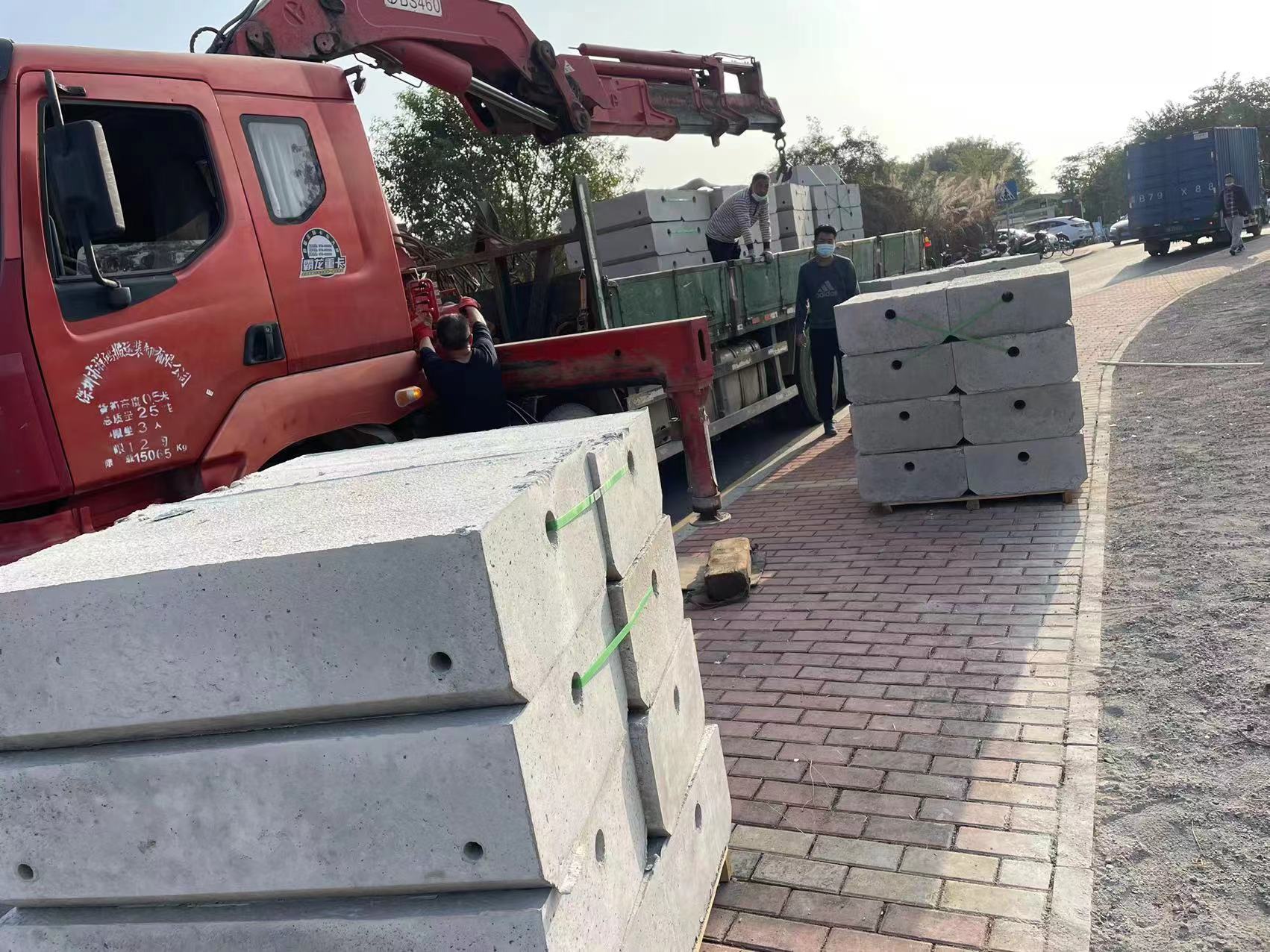 旭東鋼構(gòu)圍擋廠家基礎(chǔ)水泥塊的優(yōu)勢(shì)有哪些？