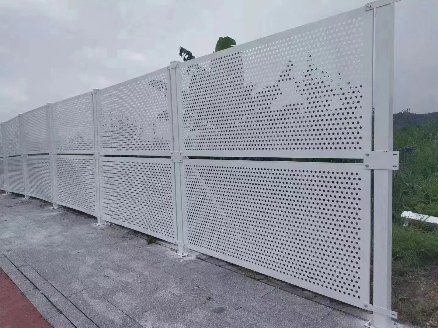 PVC工地圍擋耐用性探析：抗候、抗沖擊、抗化學(xué)品等優(yōu)勢【旭東鋼構(gòu)圍擋】